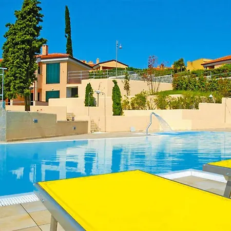 In With Pool شقة *